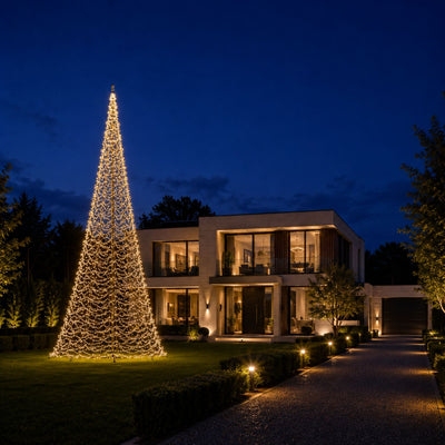 Fairybell Premium 10 meter - 8000 LED in warm wit bij een vlaggenmast