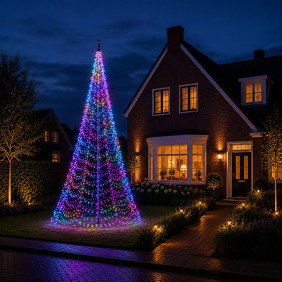 Fairybell PRO 6 meter - 1152 LED RGBW in multicolour bij een vlaggenmast