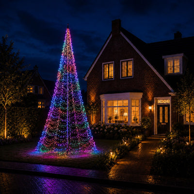 Fairybell PRO 7 meter - 1344 LED RGBW in multicolour bij een vlaggenmast