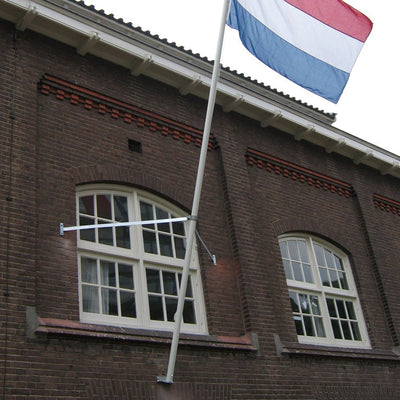 Vlaggenmast bevestigd met voet en vangbeugel