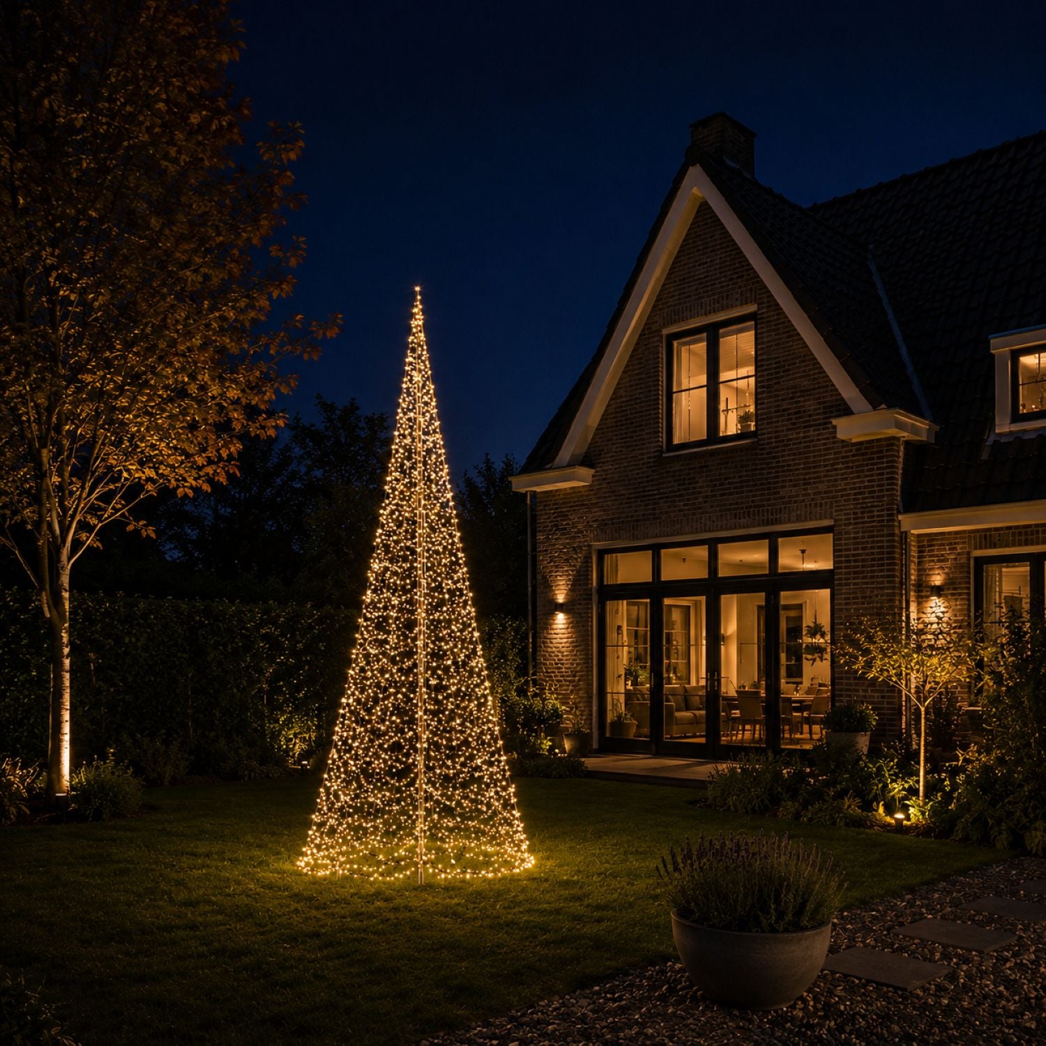 Fairybell Premium 6 meter - 2048 LED in warm wit bij een vlaggenmast