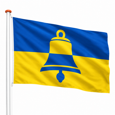 Vlag Beltrum wapperend aan witte vlaggenstok